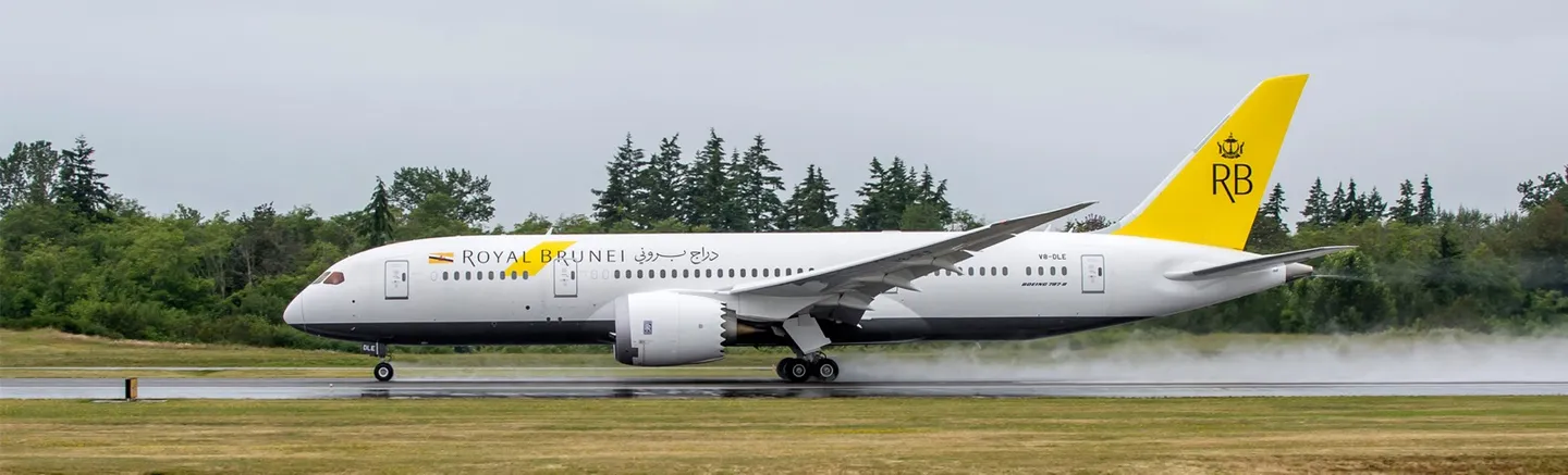 汶萊皇家航空客機在跑道上,機尾為黃色塗裝與 RB 皇冠標誌