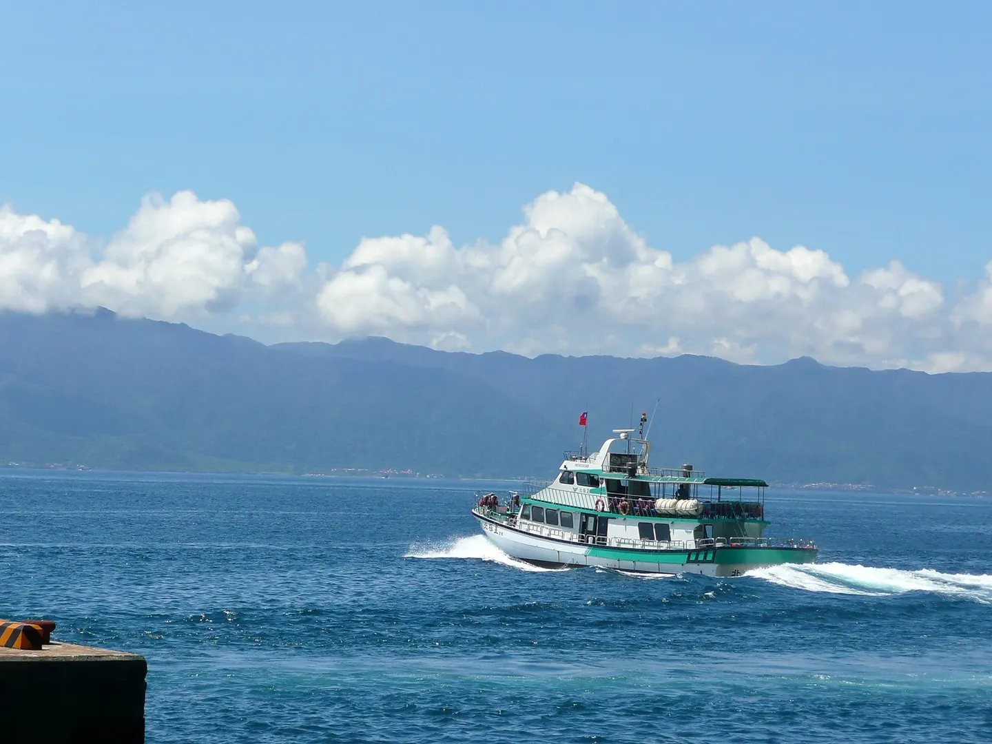 台灣海域的賞鯨船在海面上航行