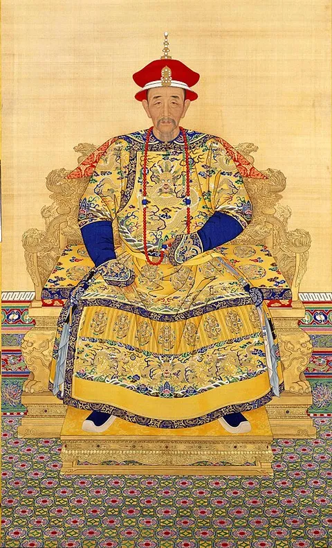清代官員朝珠以珊瑚等寶石製成,二品官元以上配戴珊瑚朝珠成為身分象徵,這股對珊瑚的需求激發了亞洲沿海數百年的採集活動。《清聖祖康熙皇帝朝服像》故宮博物院藏