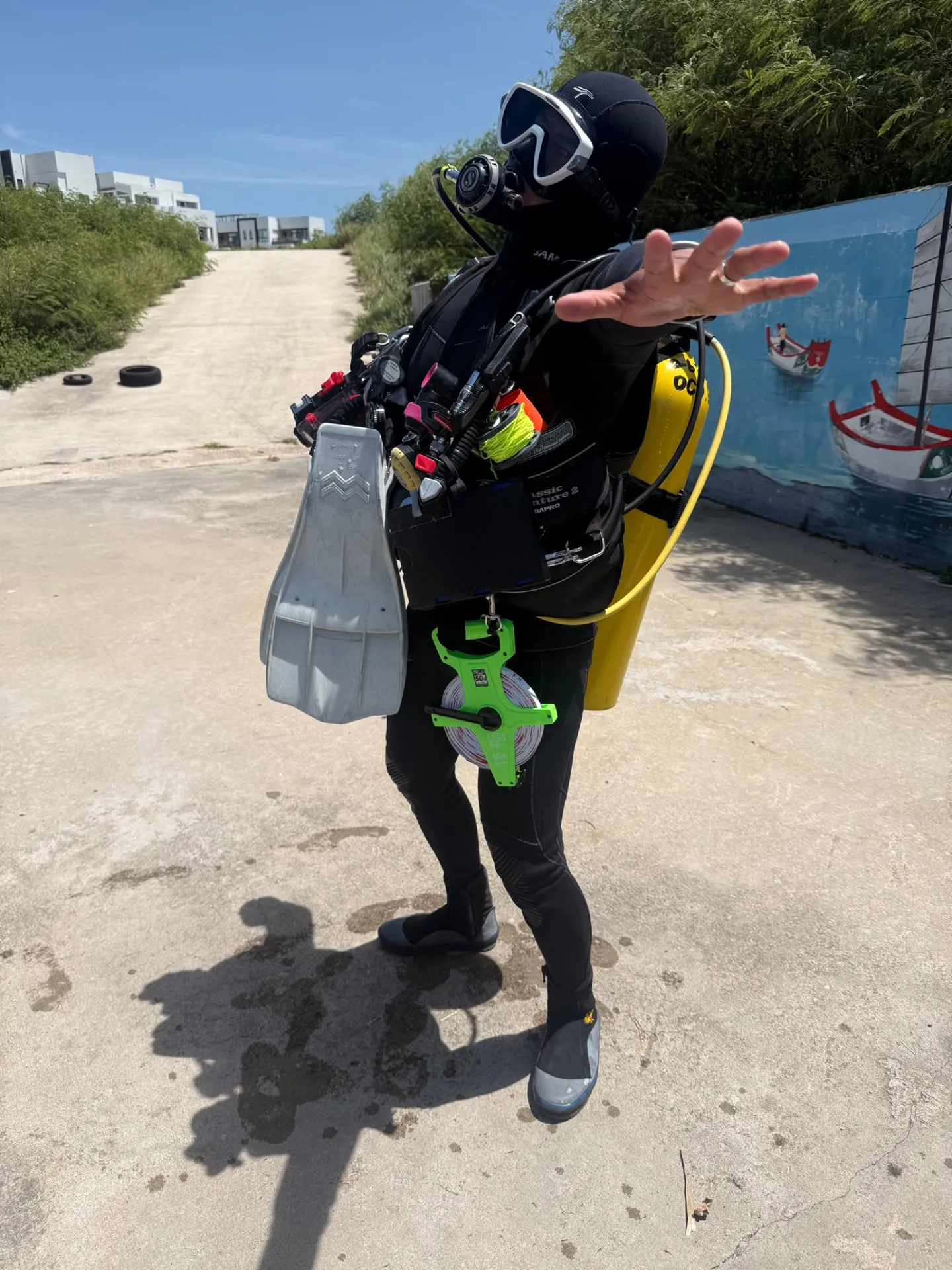 完成裝備準備下水執行珊瑚監測任務的潛水員