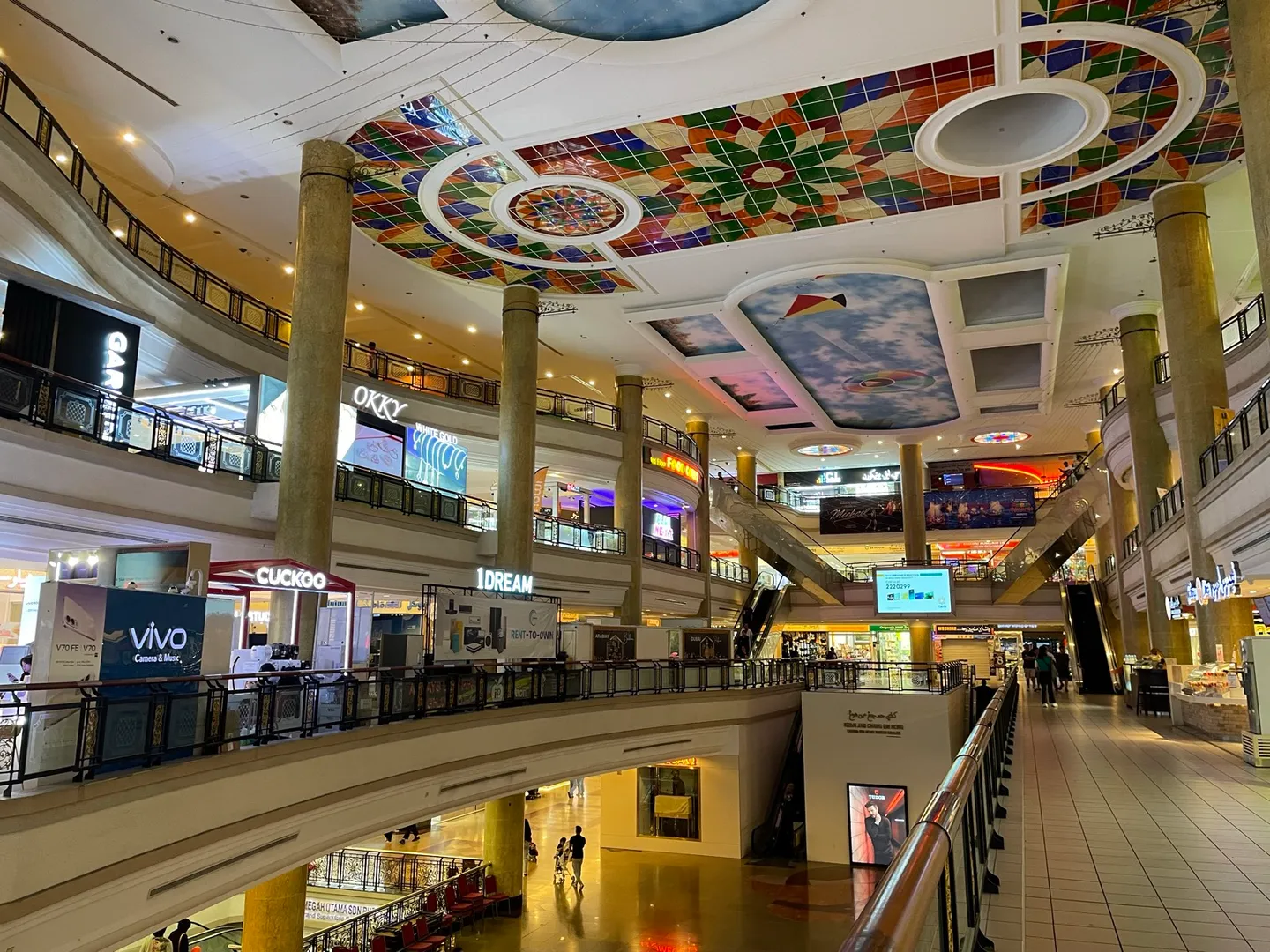 汶萊 The Mall Gadong 購物中心內部