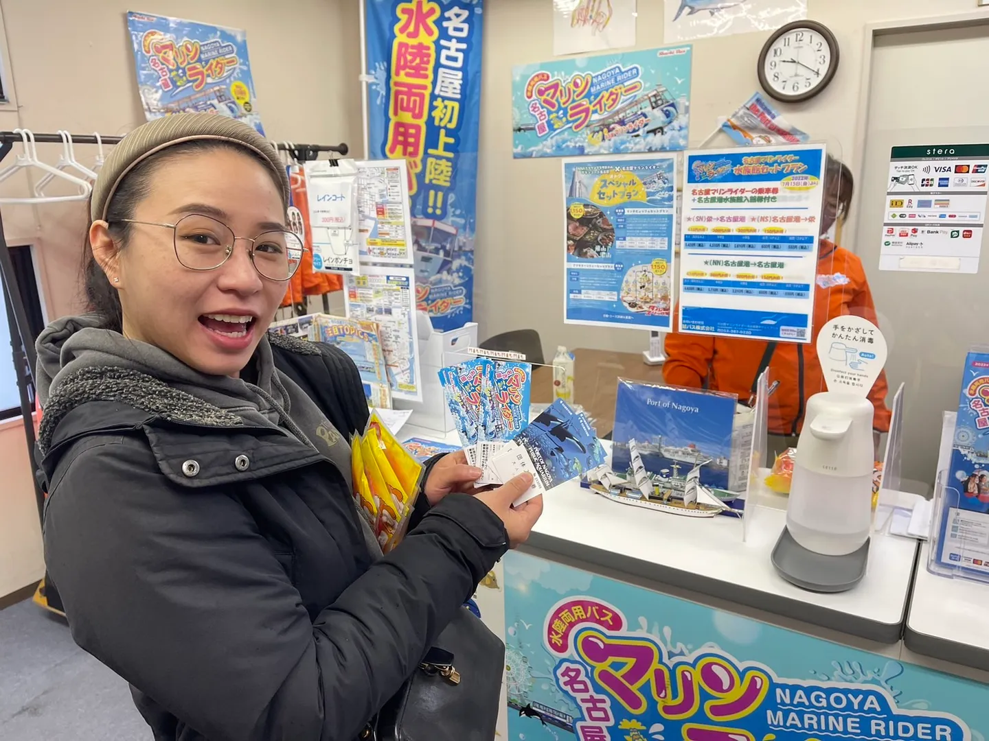 右邊是水族館的票、中間是海洋騎士 MARINE RIDER的票、左邊是工作人員幫我們準備暖暖包