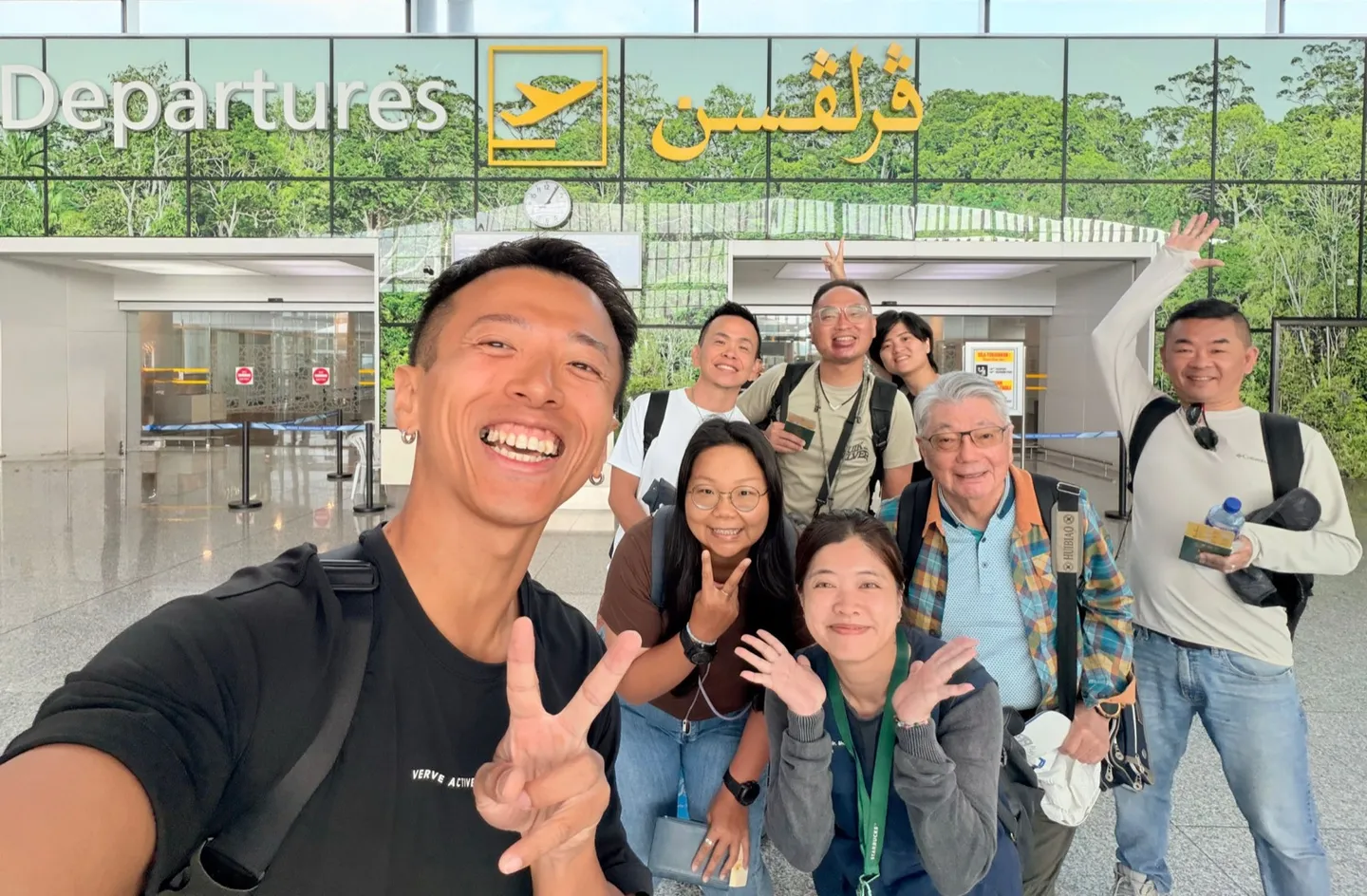 BlueTrend 團員在汶萊國際機場出境大廳與導遊合影