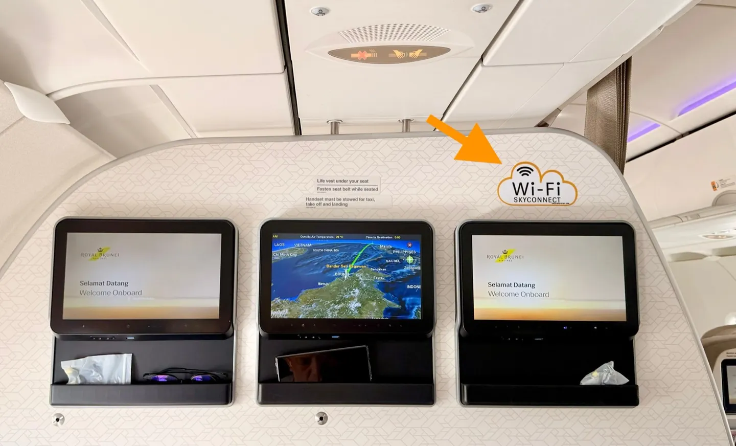客艙隔板上的 Wi-Fi SKYCONNECT 標示與個人娛樂螢幕