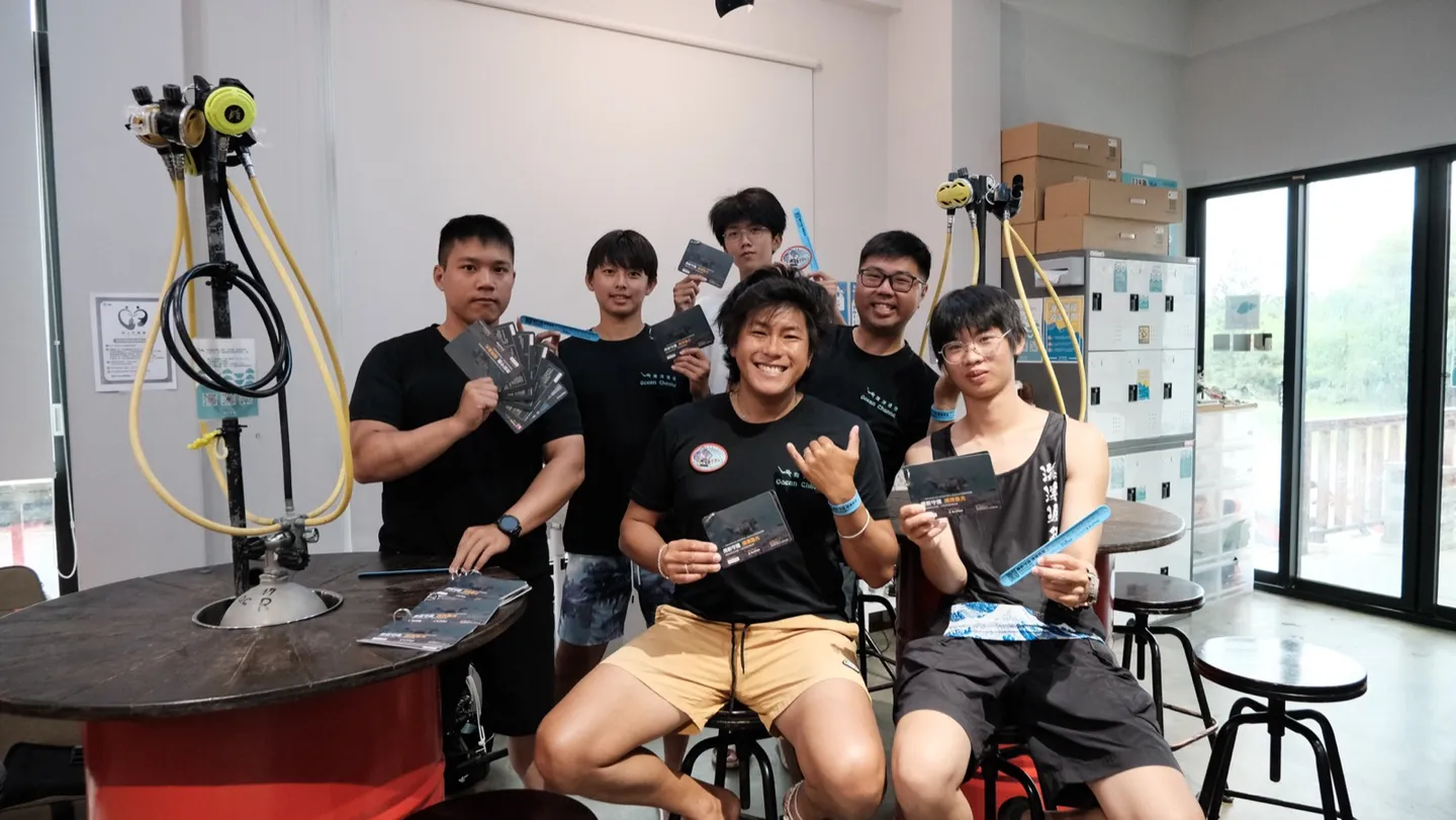 海洋途徑團隊手持珊瑚生長型態辨識卡與水下珊瑚監測拍拍尺