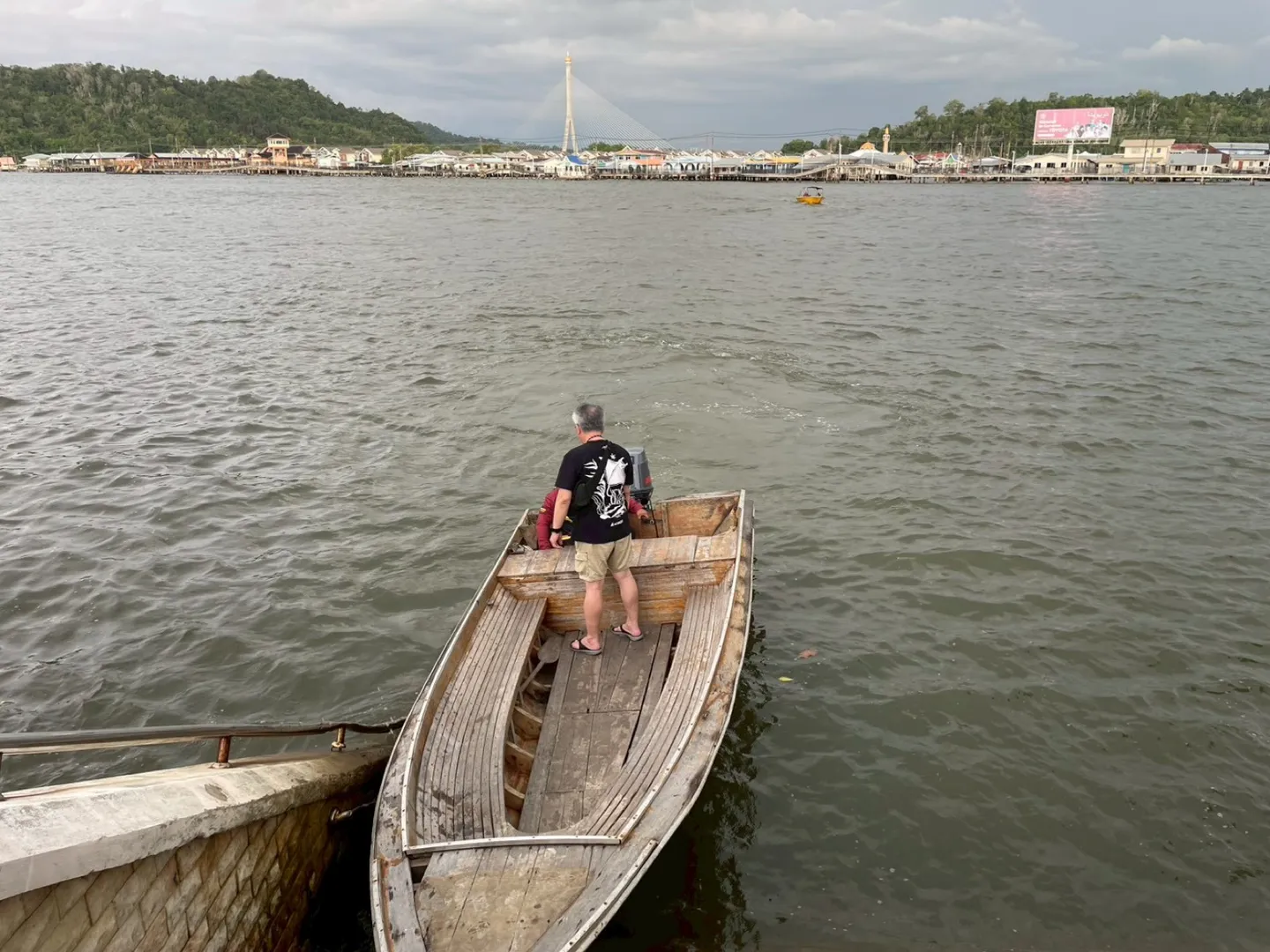 汶萊在地水上計程車停靠甘榜亞逸碼頭，背景是 Temburong 跨海大橋
