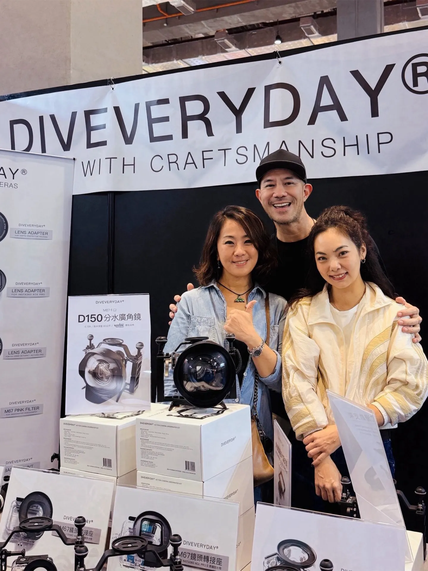 許嘉良在 DIVEVERYDAY 國際展會攤位與訪客合影
