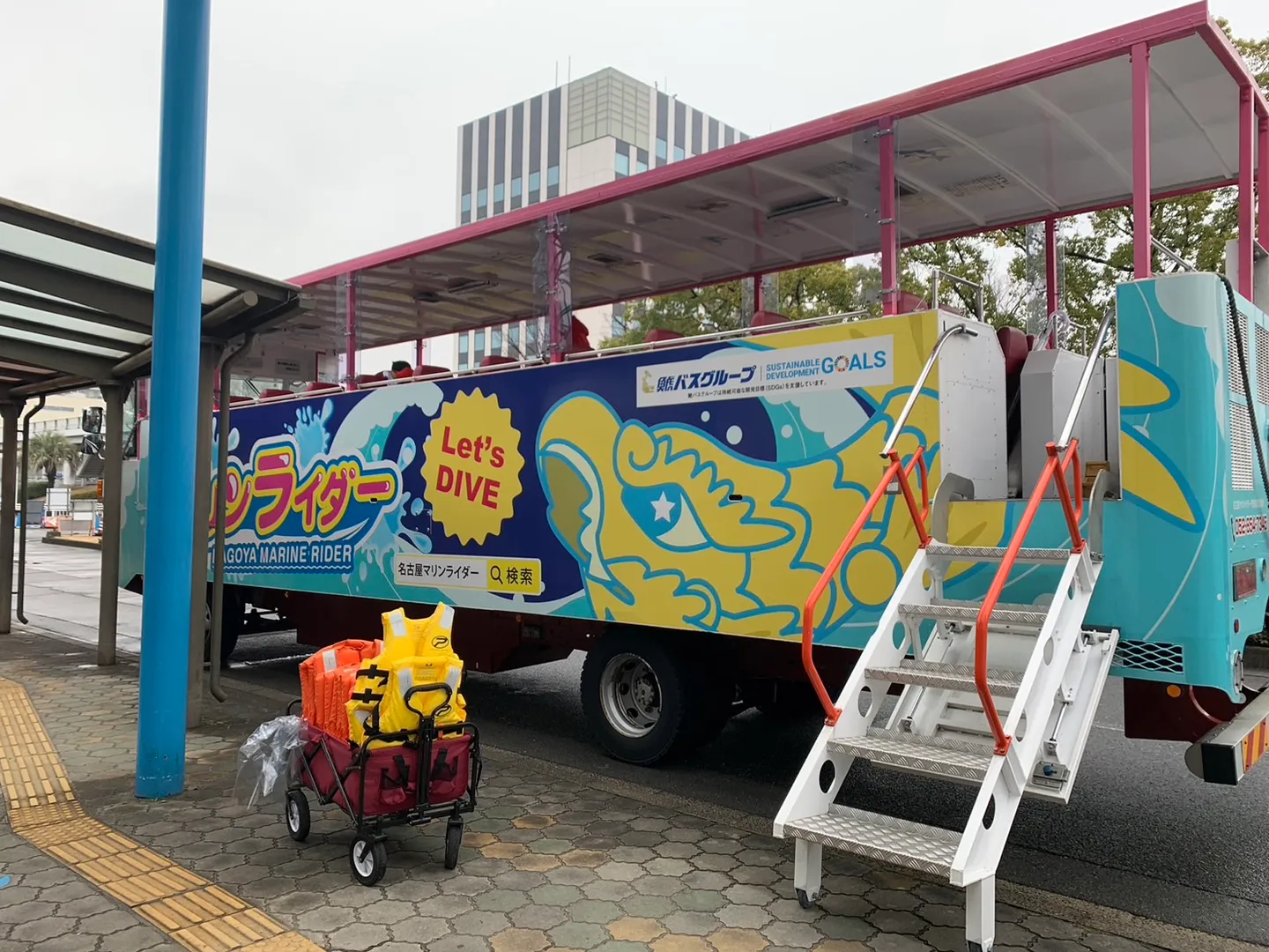 從遠處看就可以看到海洋騎士 MARINE RIDER 已經準備好等待我們