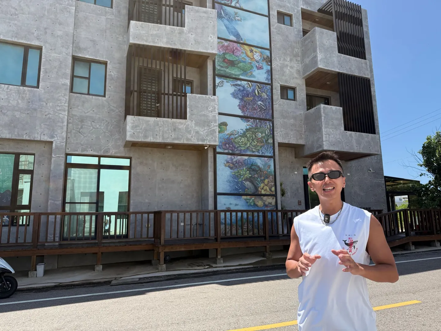 澎湖友善海洋潛店海洋途徑的清水模建築與三層樓高珊瑚彩繪牆