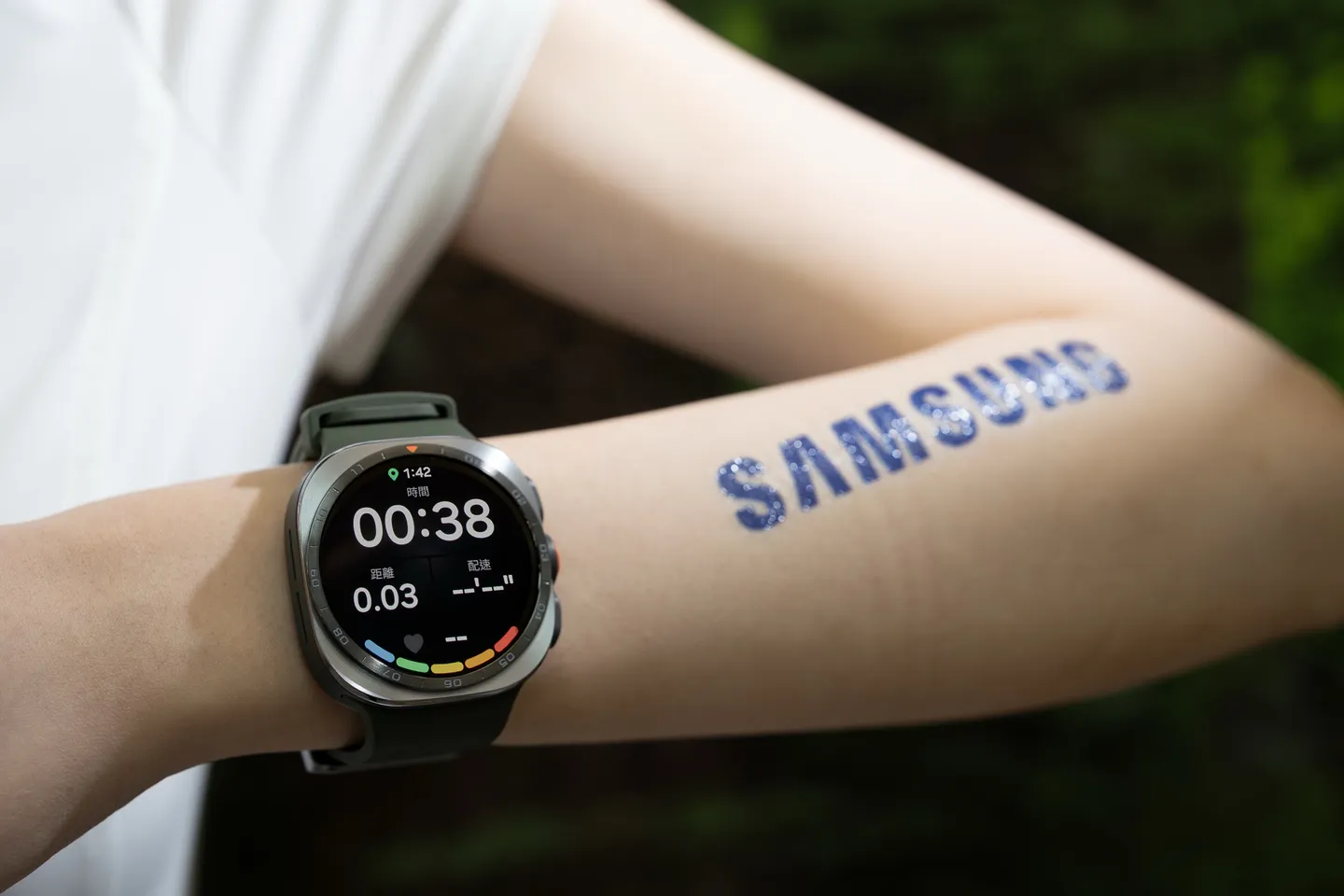 配戴 Galaxy Watch Ultra2 進行戶外跑步,錶面顯示時間、距離與配速