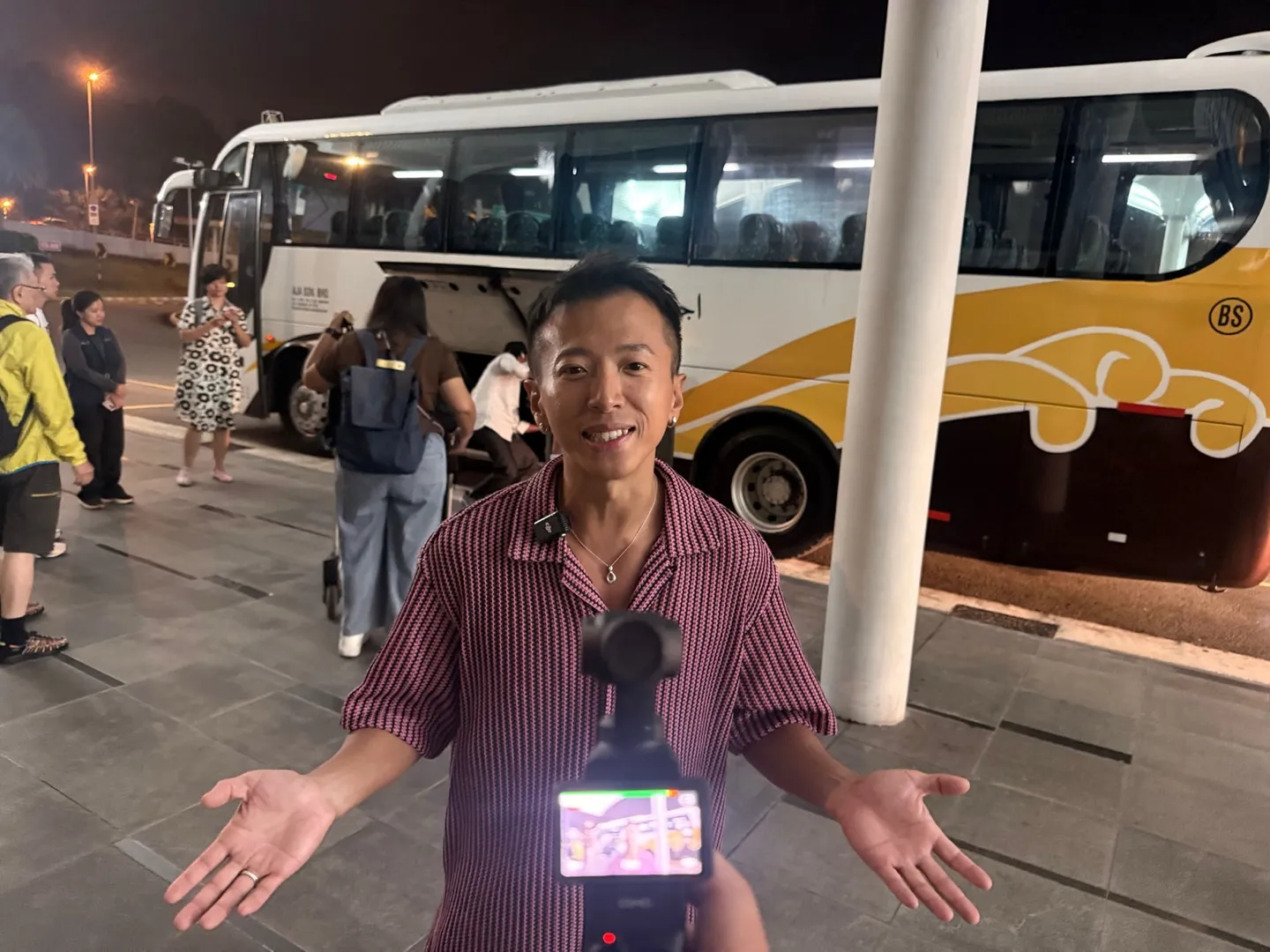 海編在汶萊機場外與接駁的大型遊覽車合影