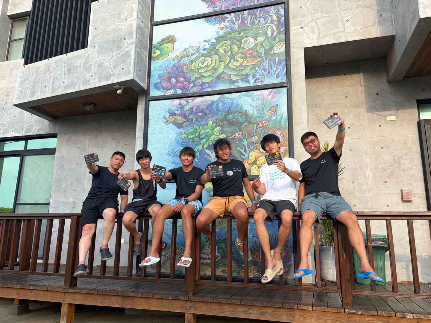 海洋途徑團隊在潛店外展示珊瑚生長型態辨識卡
