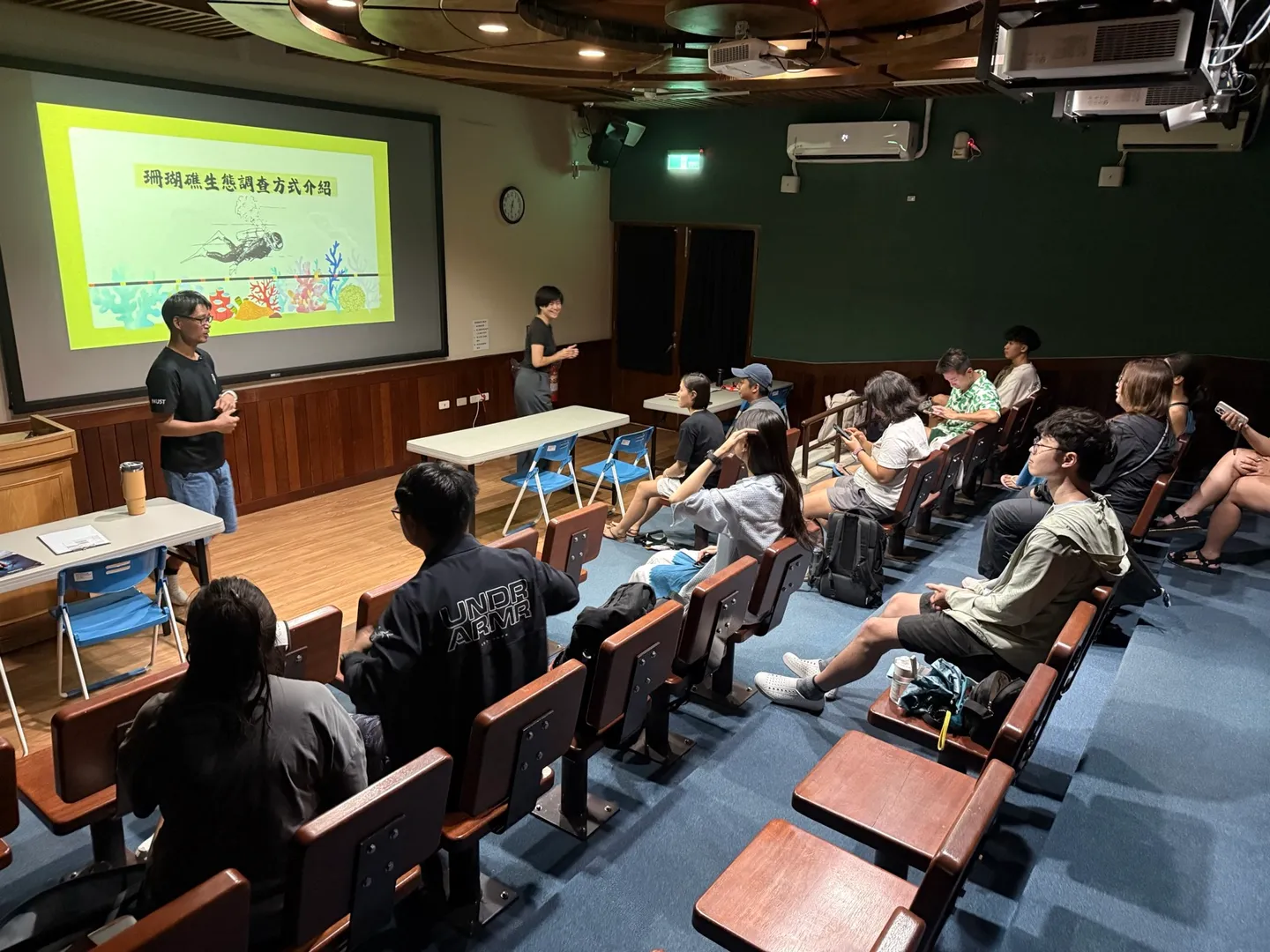 屏東縣政府琉球鄉在地公民科學家培訓課程，講師向學員講解