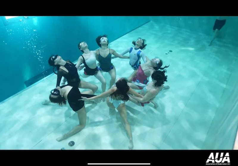 沈浸在最美內太空，舞出新篇章！ft. AUA 水舞水下攝影導演吉叔