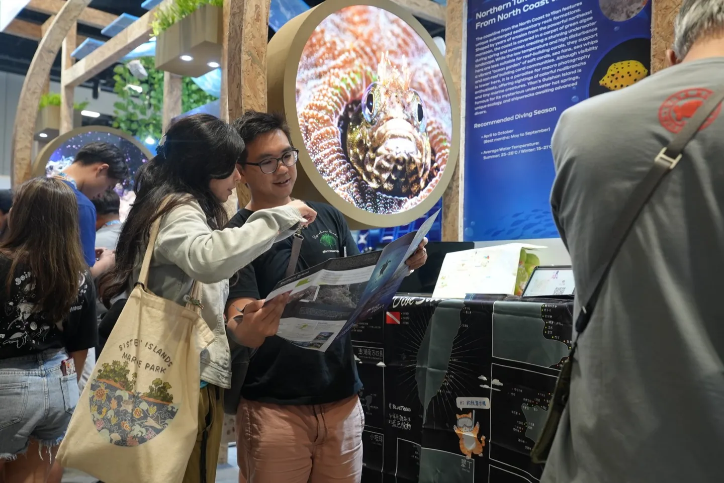ADEX 2026 台灣館現場新加坡朋友認識台灣海域